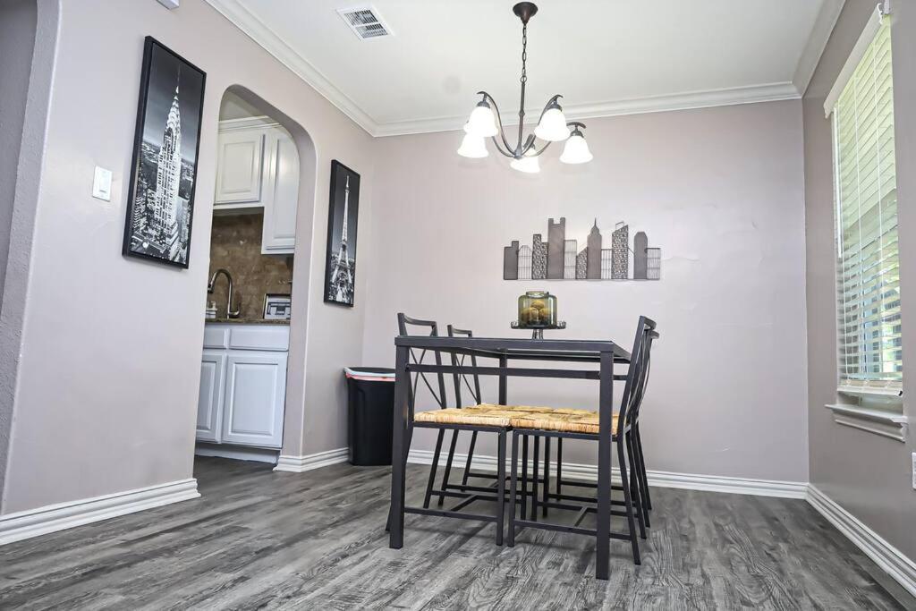 Comfy Two-Bedroom Apartment In Arlington Kültér fotó